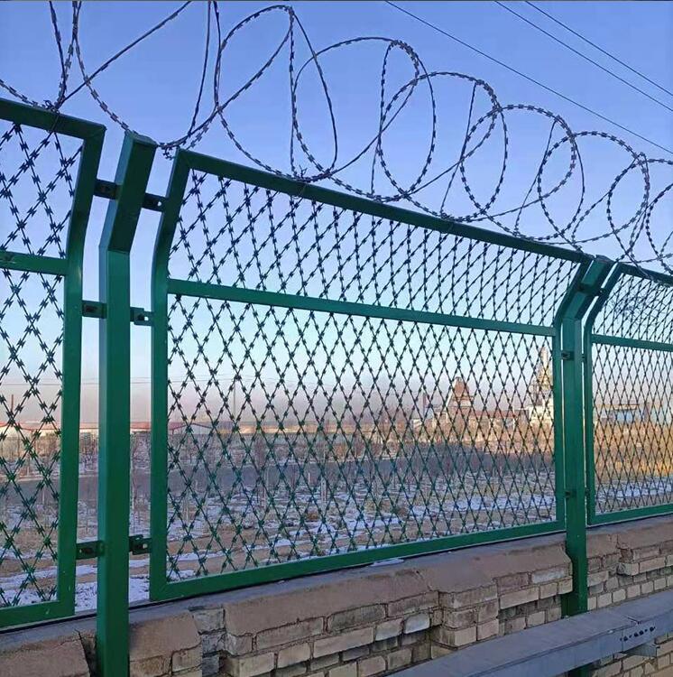 Coil Barbed Welded Razor Wire Mesh BTO 22 10mm Length For Highway