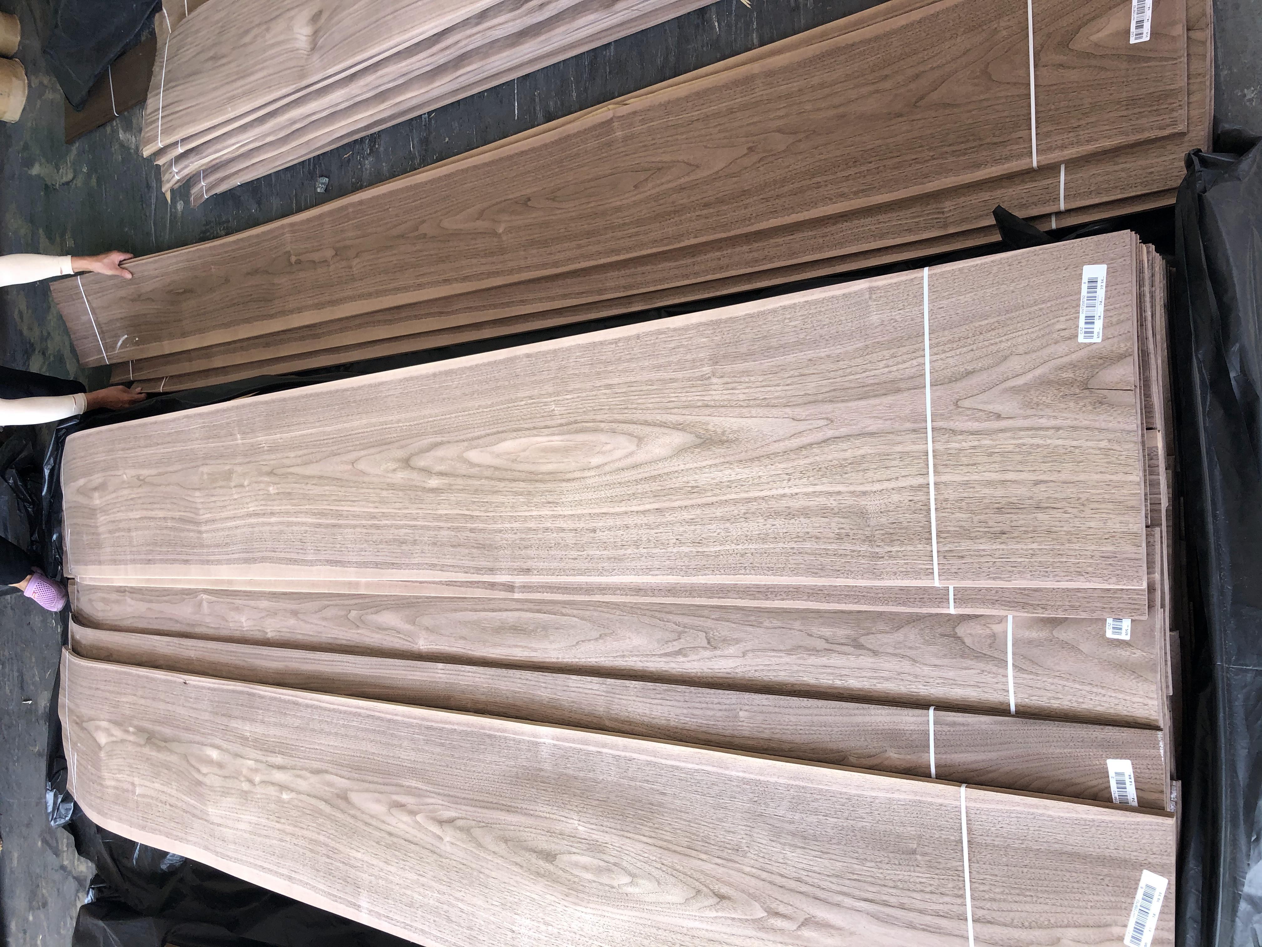 Natural veneer clear texture mountain pattern black walnut veneer for Interior decor plywood face board