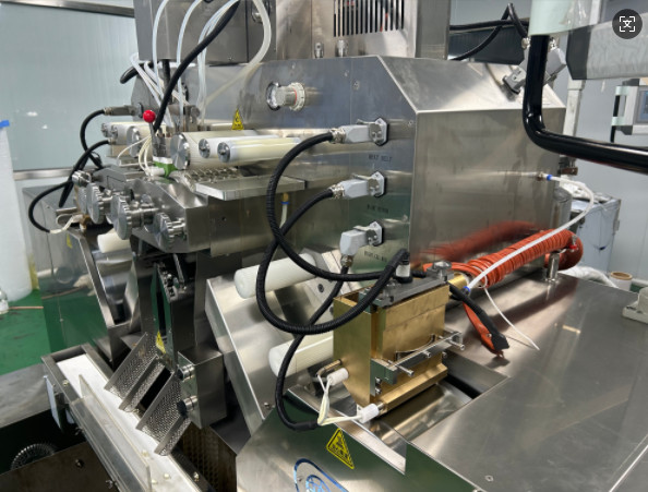 PLC And Touch Screen Control System Soft Gelatin Capsule Machine For Round Capsule Size And 4-32 Plungers