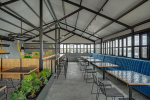China Prefab Insulated Commercial Steel Building Restaurant Steel Structural Building wholesale