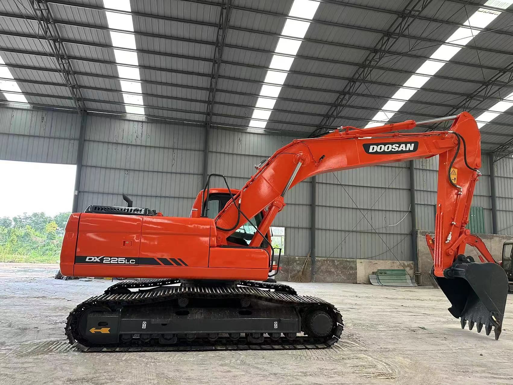 Doosan DX225 Used Backhoe Excavator 22 Ton SecondHand Digger With 1.28 Bucket Capacity