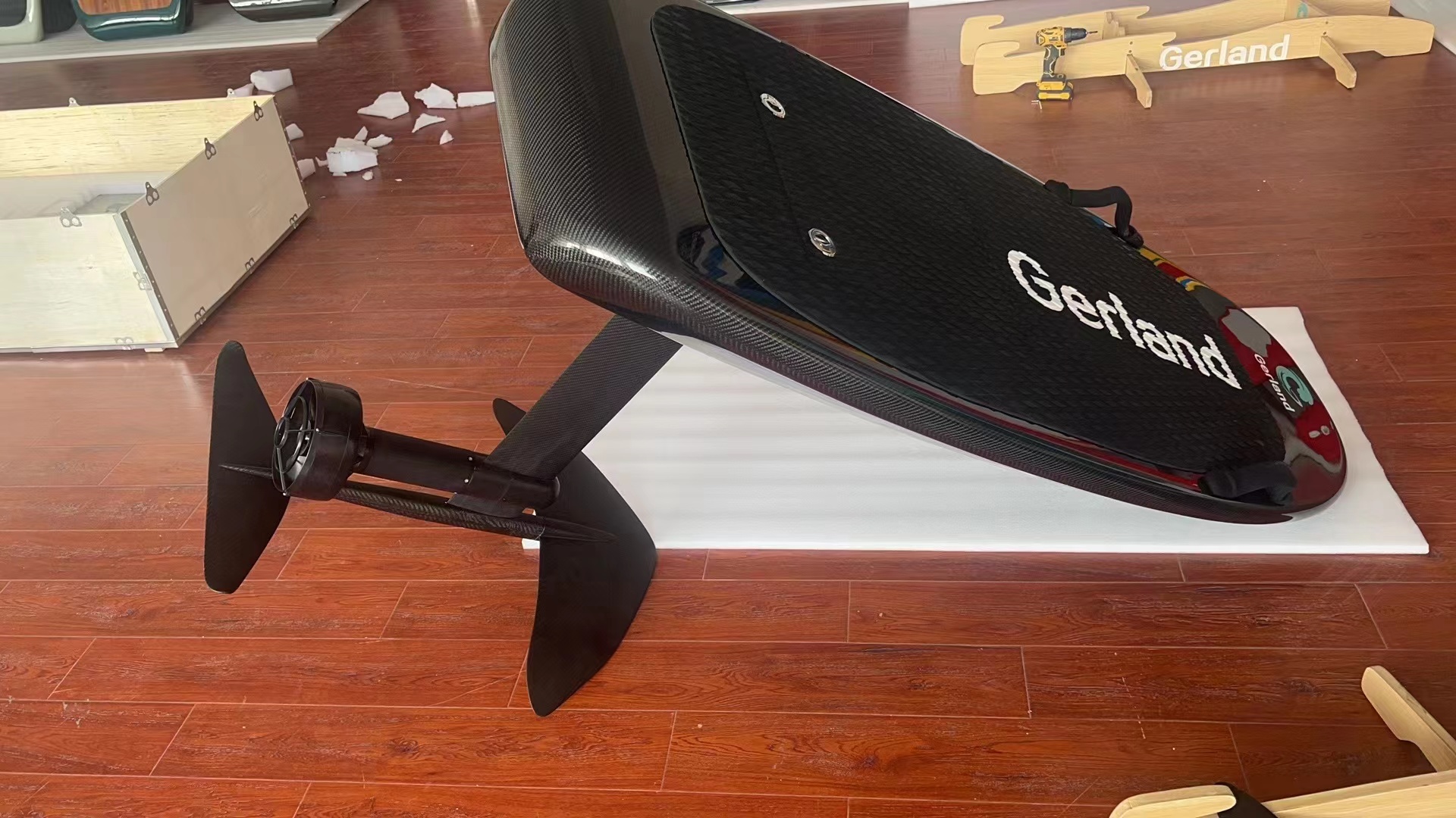 Electric Surfboard with Battery Life of 800 Charge-Discharge Cycles and 72V Voltage
