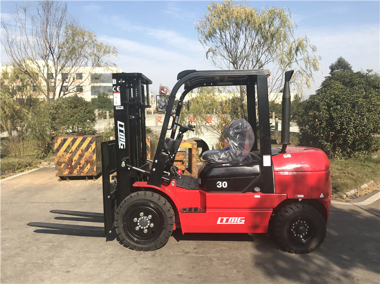 3000kg Capacity Diesel Forklift Truck Automatic Transmission 3m Lifting Height
