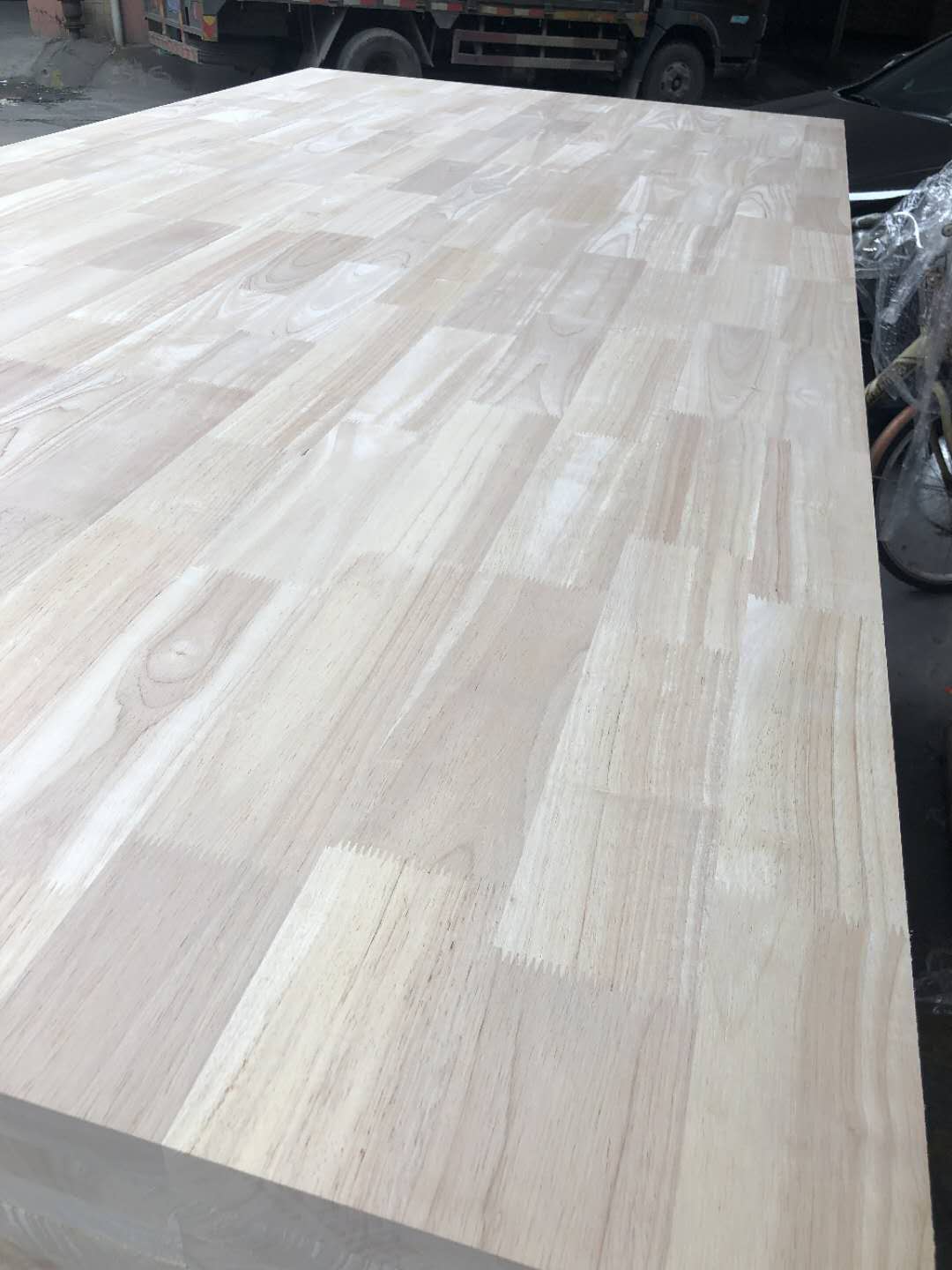 Eco Friendly Glue Used Grade Carbonized Yellow Rubber Finger Joint Hardwood Board