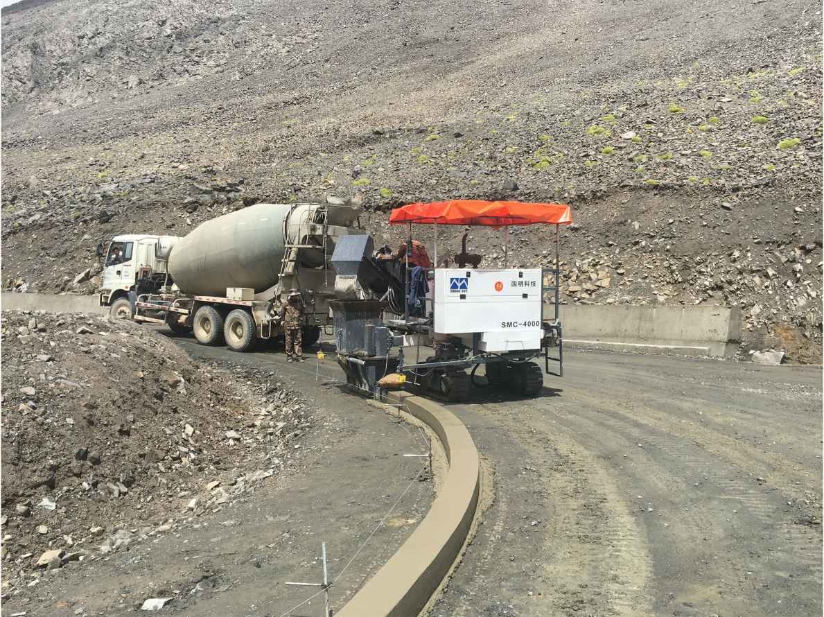 Three Track Curbstone Slipform Paver Machine 2000mm Concrete Slip Form Paver