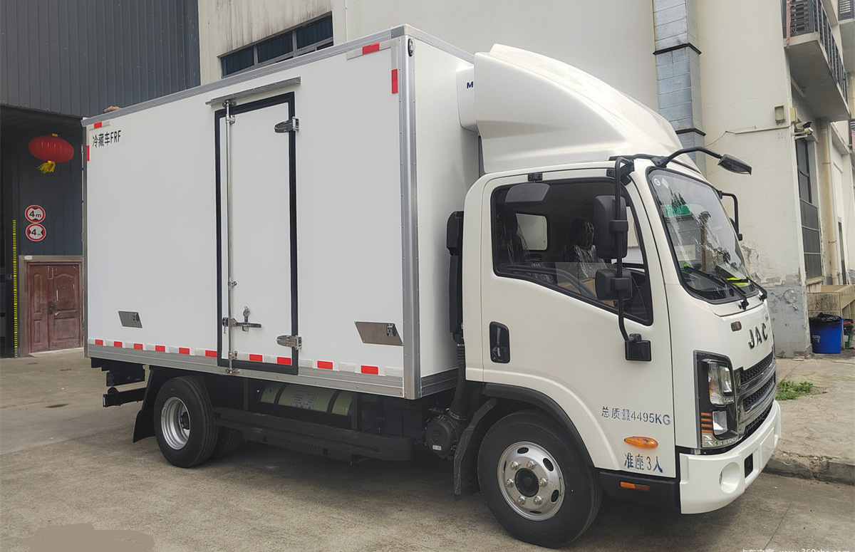 Jianghuai Weiling M6 3.0 L 129 Horsepower CNG 4X2 4.05 m Refrigerated Truck