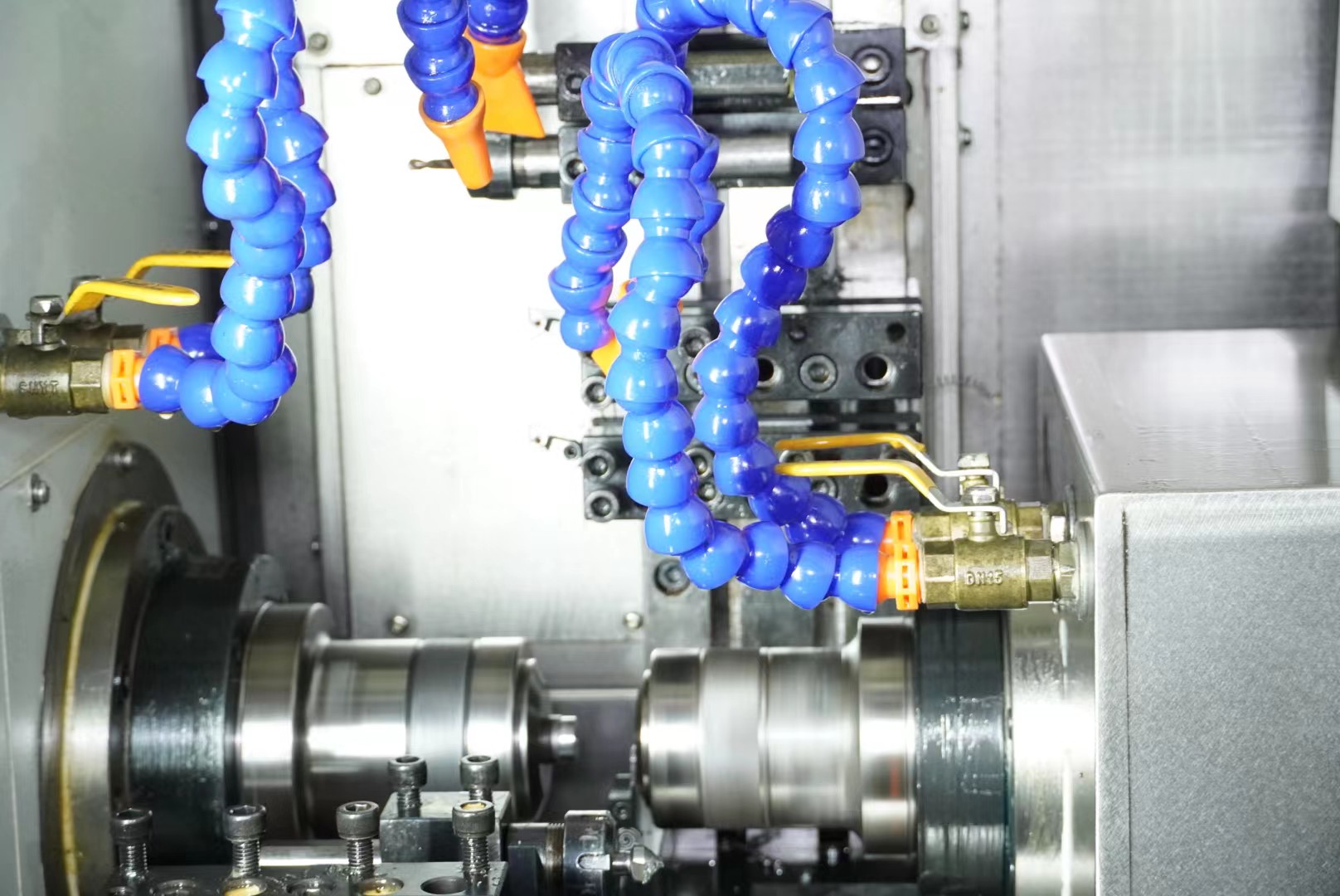 CNC Efficient Dual Spindle Dual Turret Lathe Double Gang Tool Carrier 370W Coolant Pump Power