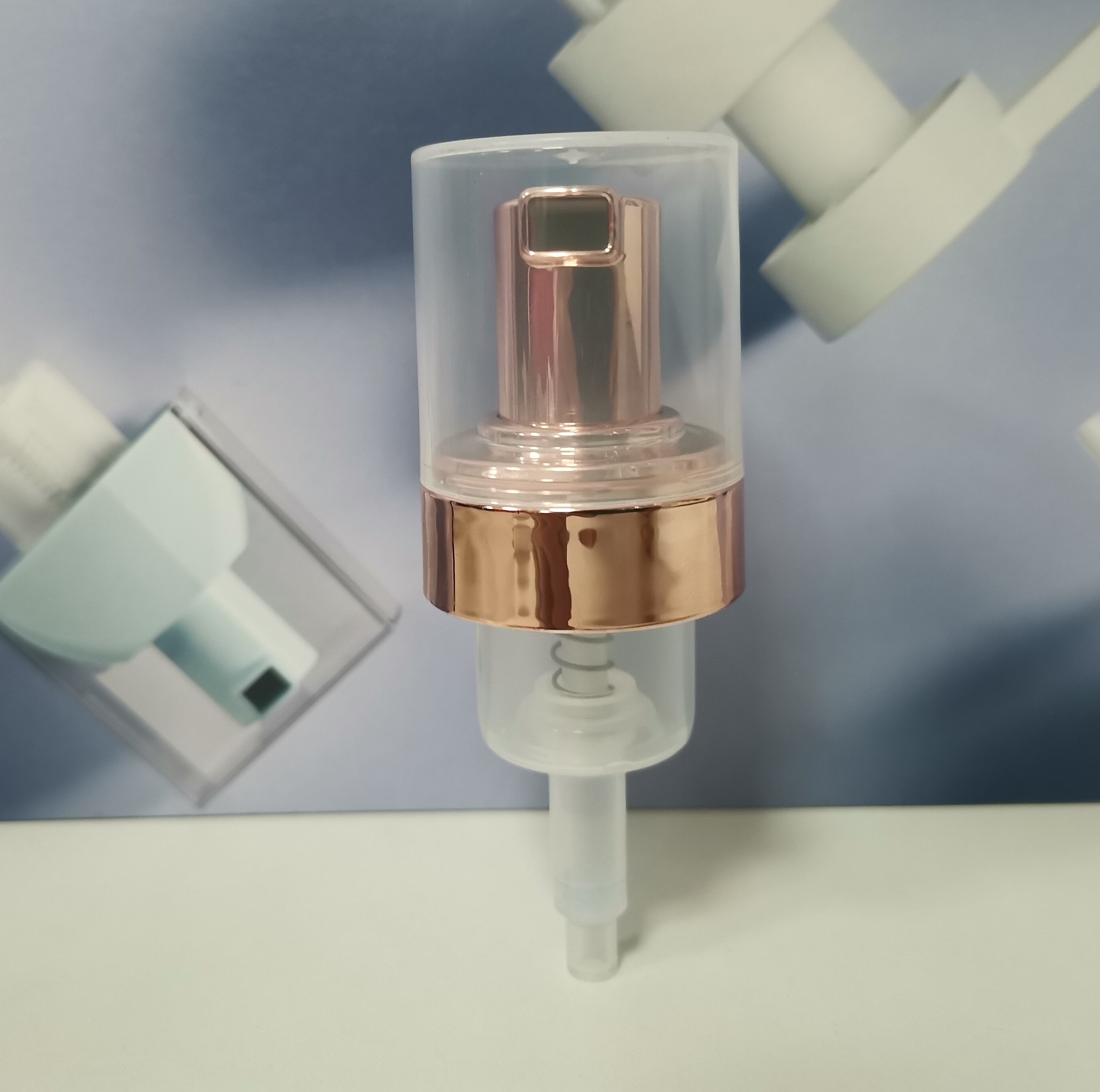 Professional Cosmetic Overcap Lotion Pump in PP with 0.8cc 0.4cc Discharge
