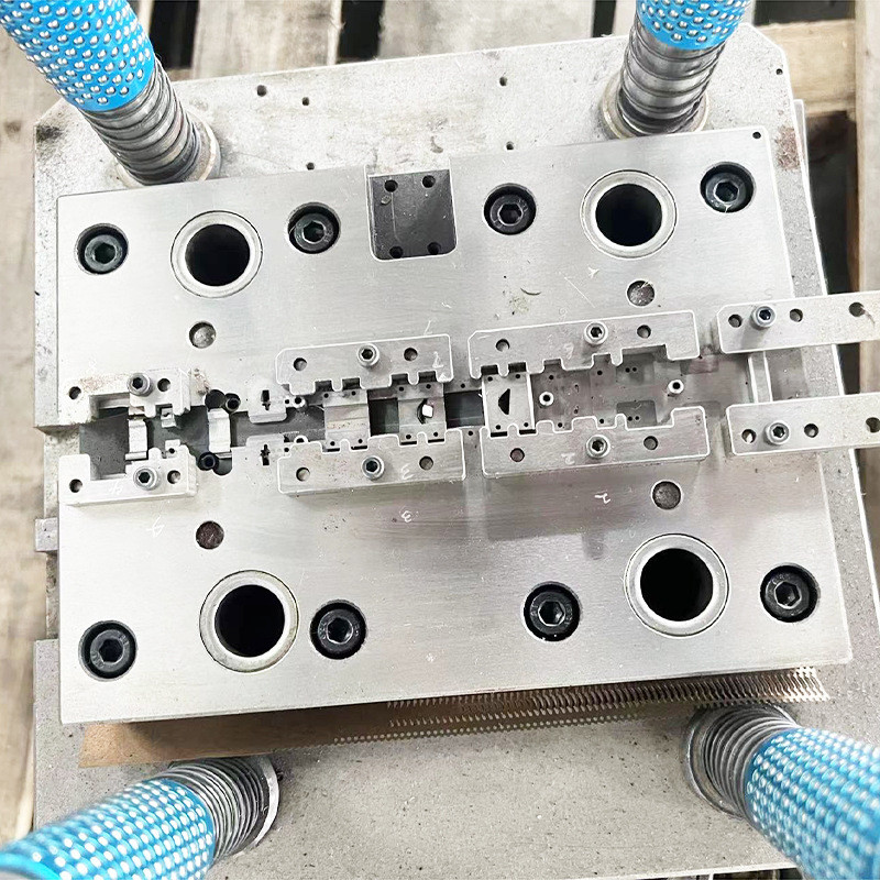 Precision Connector Injection Molding S136 H13 Terminal Metal Plastic Housing