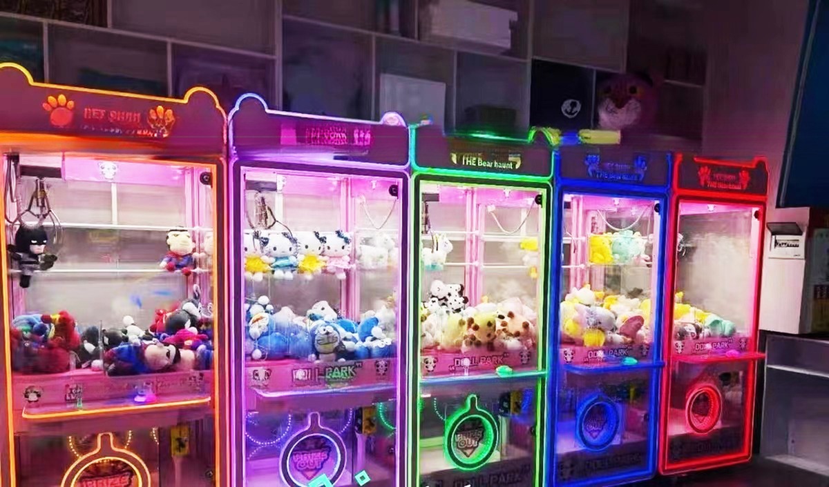 Dreamland Factory Coin Operated Toy Vending Machine OEM Claw Crane Arcade Game Machine