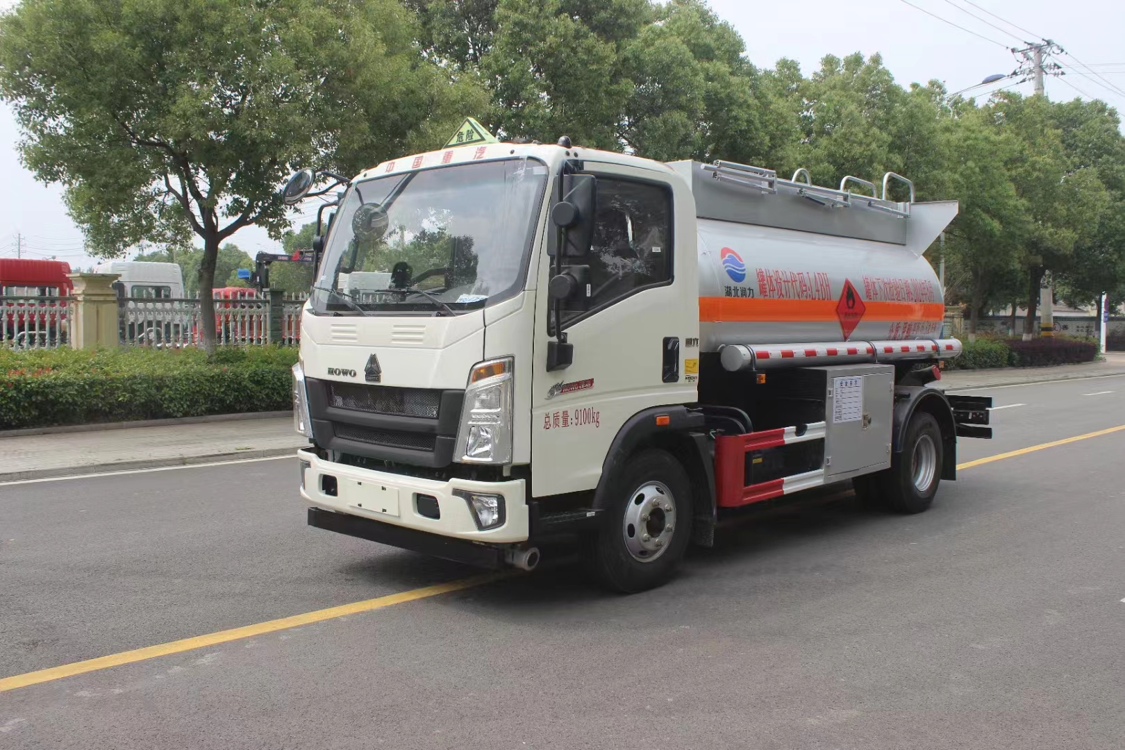 2024 New 4 4 * 2 LHD Fuel Bowser Tank Truck 4000 Liters 5000 Liters 6000 Liters Fuel Dispenser Truck With Fuel Dispenser Price