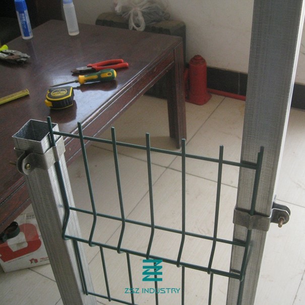 Galvanized Square Cast Iron Fence Post With Plastic Caps Green Color 2000mm Height