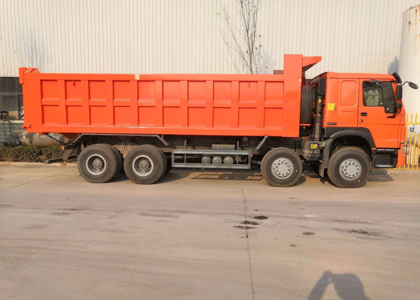 SINOTRUK Heavy Duty Dump Truck , 8x4 Tipper Trucks Simple And Easy Operation