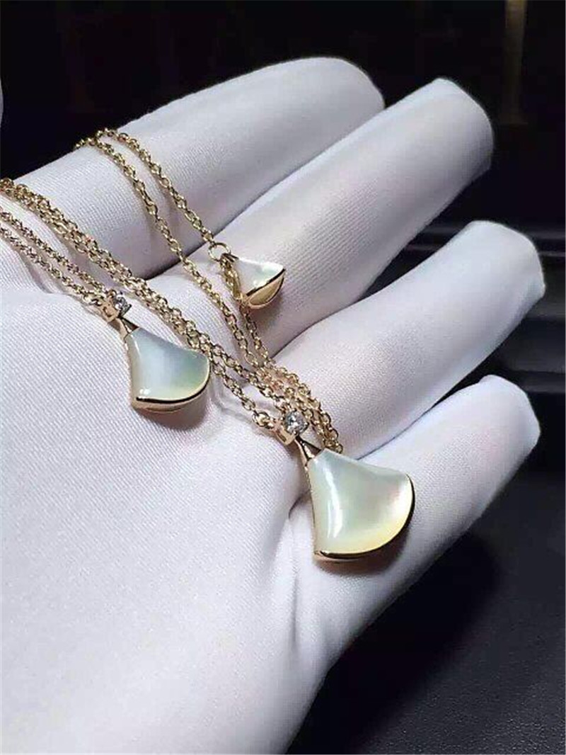 Luxury jewel, medium, small. Necklace 18k gold white gold yellow gold rose gold Mosaic pearl female and diamond necklace