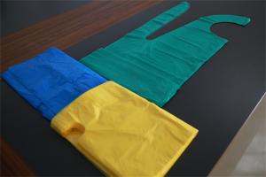 China Food Grade Plastic Disposable Adult Aprons 690x1070mm Eco Friendly Non Toxic wholesale