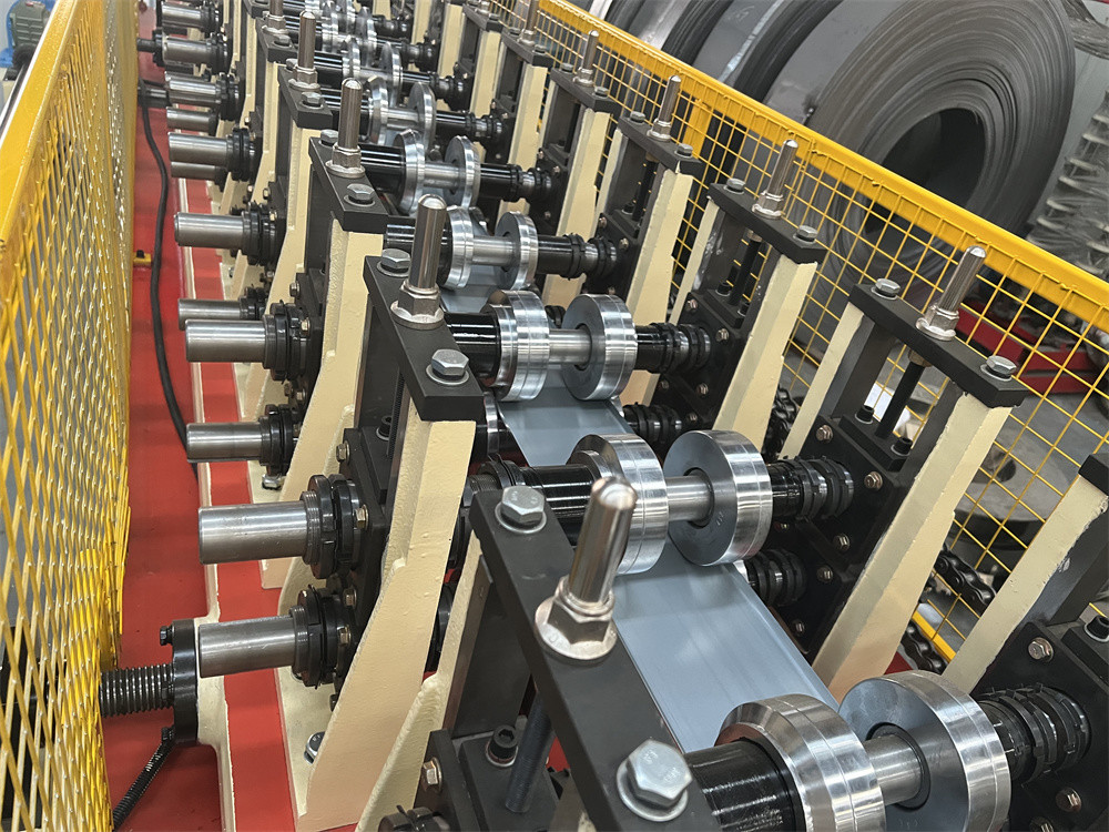 7.5kw Stud And Track Roll Forming Machine For Galvanized Steel 13 Rollers 380V