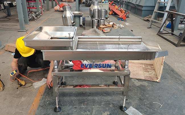 Mobile Linear Vibrating Screen Sand And Stone Mining Vibrating Screen