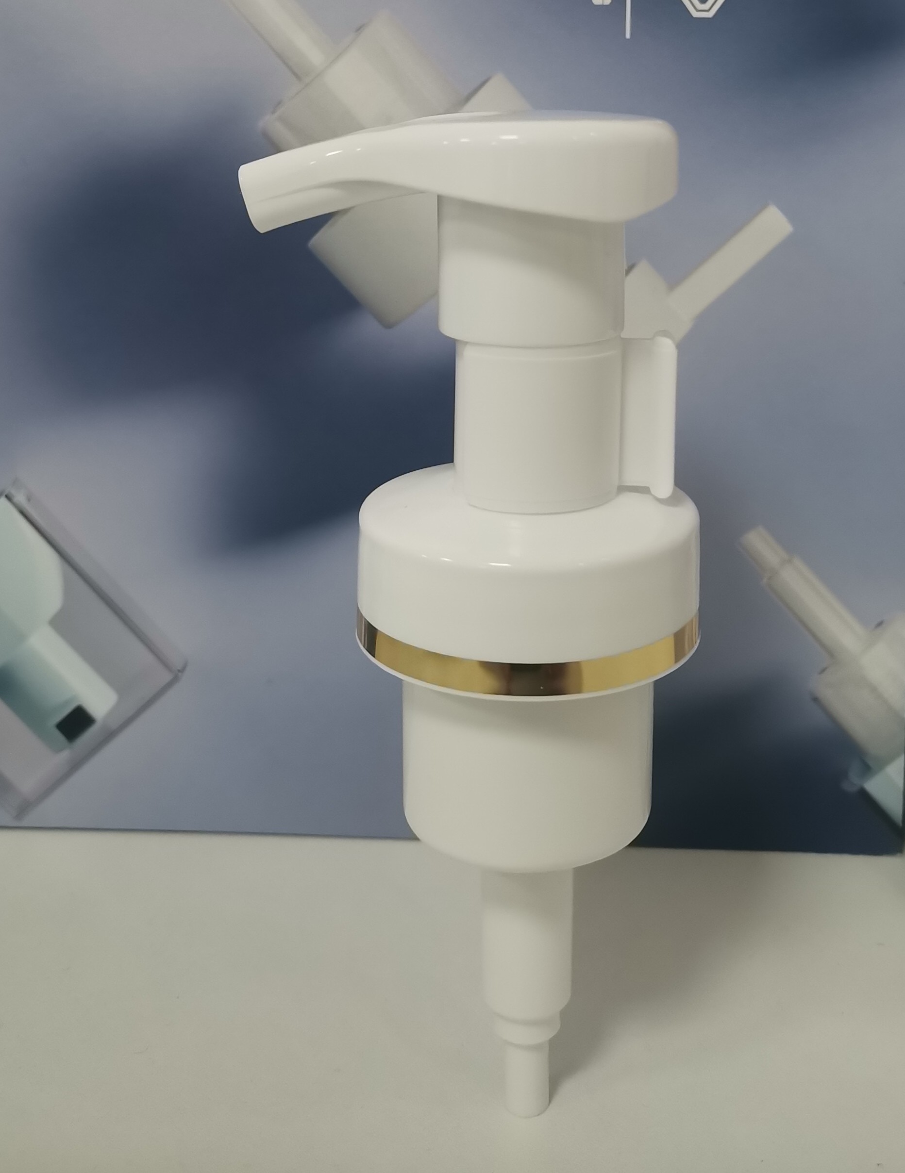 Plastic Lotion Bottle Pump With 0.8-1.5CC Output And Screw On Closure Gold stamp