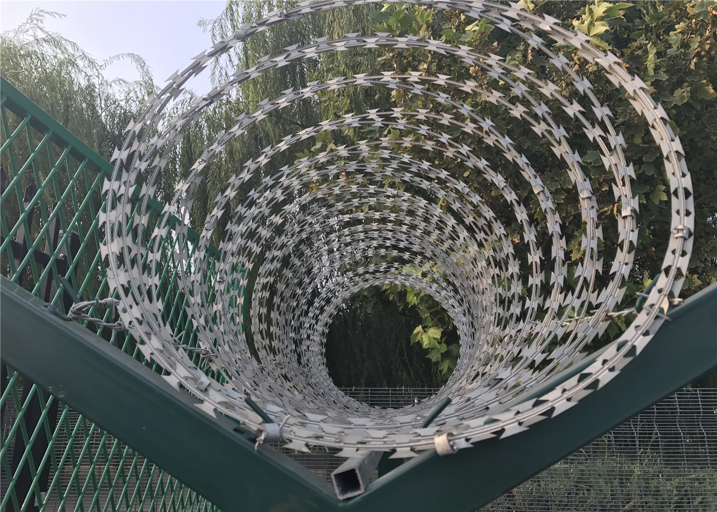 backyard metal fence/house gate designs/curve wire mesh fence(Factory direct sales)