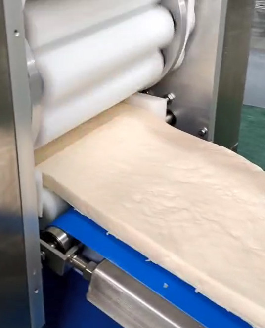 Automated Juicy Beef Chinese Meat Pie Production Line Strudel Machine Make Up Line