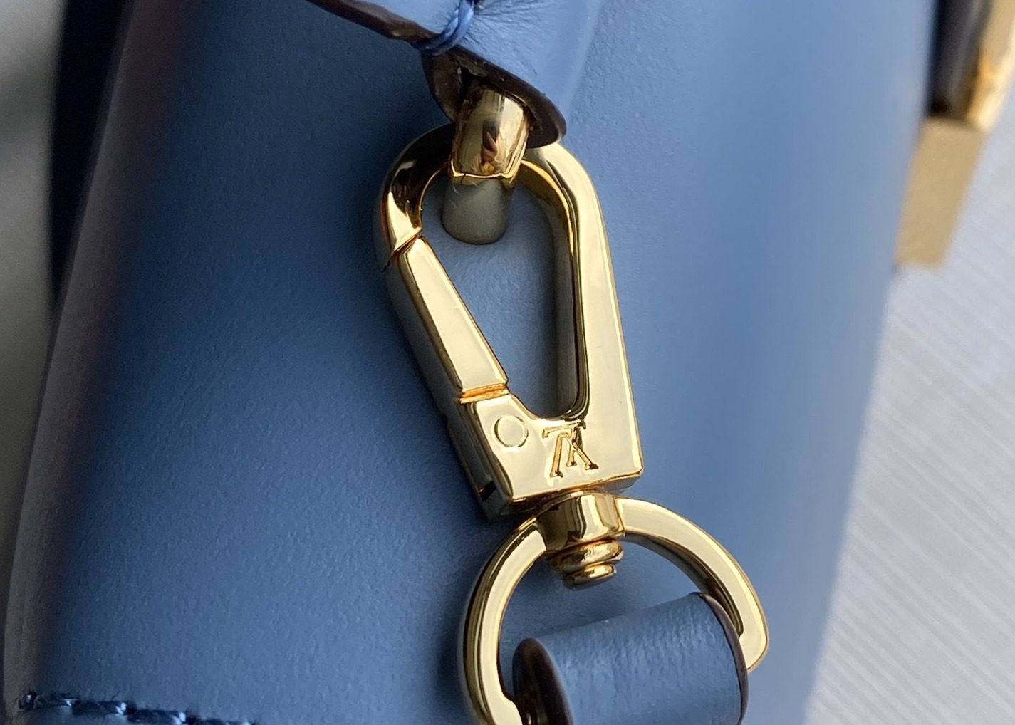 Women'S Black Handhold Luxury Bucket Bag With Lock Catch