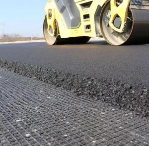 China 50KN 100KN Fiberglass Biaxial Geotextile Geogrid With Bitumen Coating wholesale