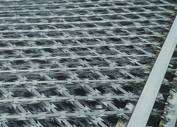 5X10 Linear Blade Wire Razor Mesh Fence CBT-65 For Protection