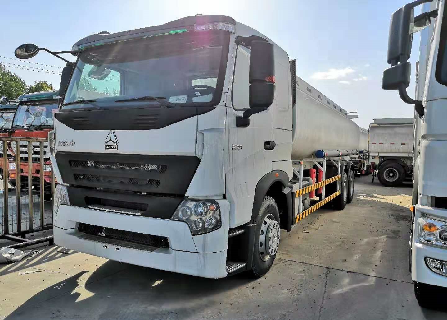 A7 6 * 4 Oil Delivery Truck 380 Horse Power Q345 Material With 20cbm Tank