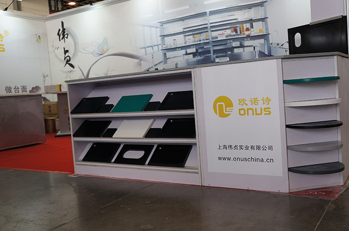 Acid resistant laboratory cup sinks with monolithic acid resistance