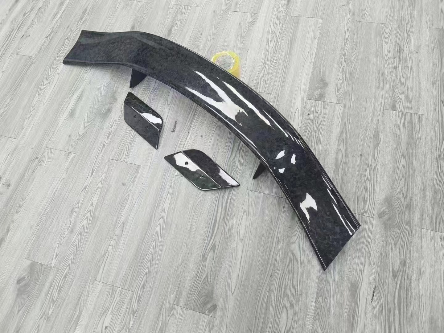Bright Black Aston Martin Body Kit DBX MSY Style Carbon Fiber Spoiler Wing