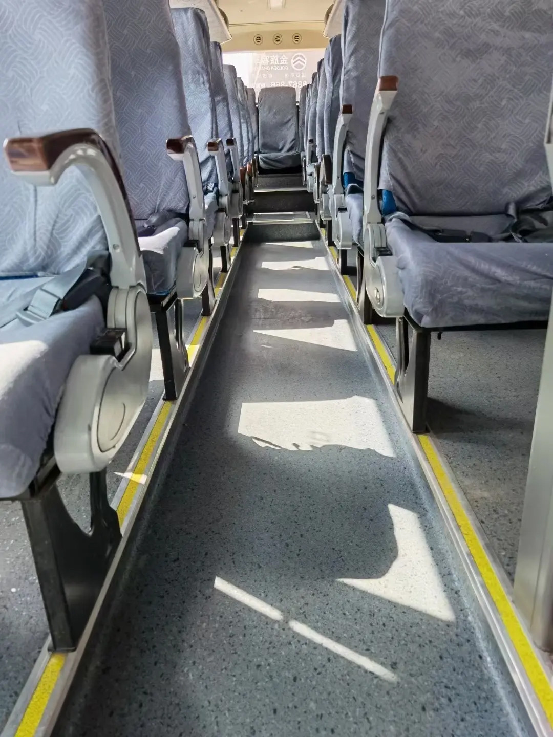 XML6857 33-Seat White Single-Door Diesel Engine And Air-Conditioned Second-Hand Bus