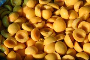 China IQF Frozen Yellow Peach Halves , Peeled And Pitted, blanched wholesale