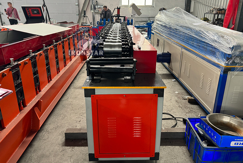 30-50m/min fast speed cutting rolling shutter door roll forming machine in Brazil Raw material: Galvanized steel
