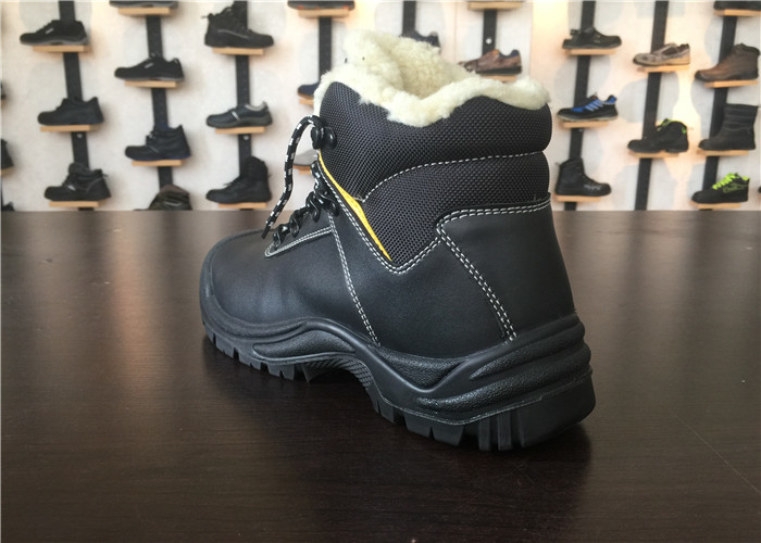 Non Woven Fabric Wide Toe Work Shoes / Custom Fit Work Boots Breathable For Winter