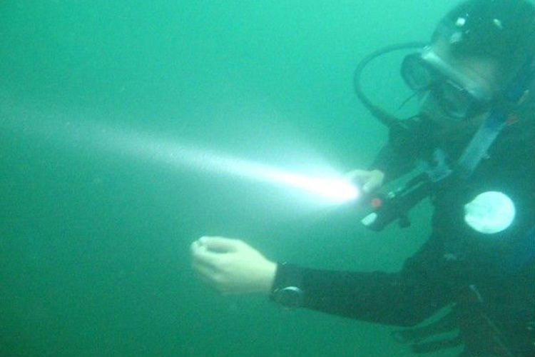 Y88 High bright rechargeable XML-T6 5 mode 10W diving flashlight