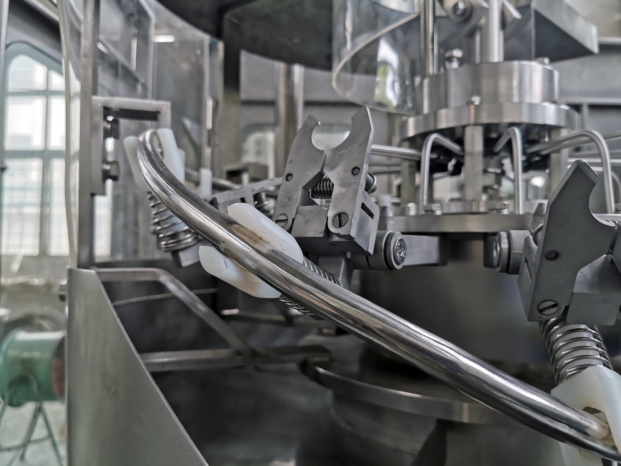 PLC Control Rotary Type Mineral Water Bottle Plant Plastic Bottle Filling