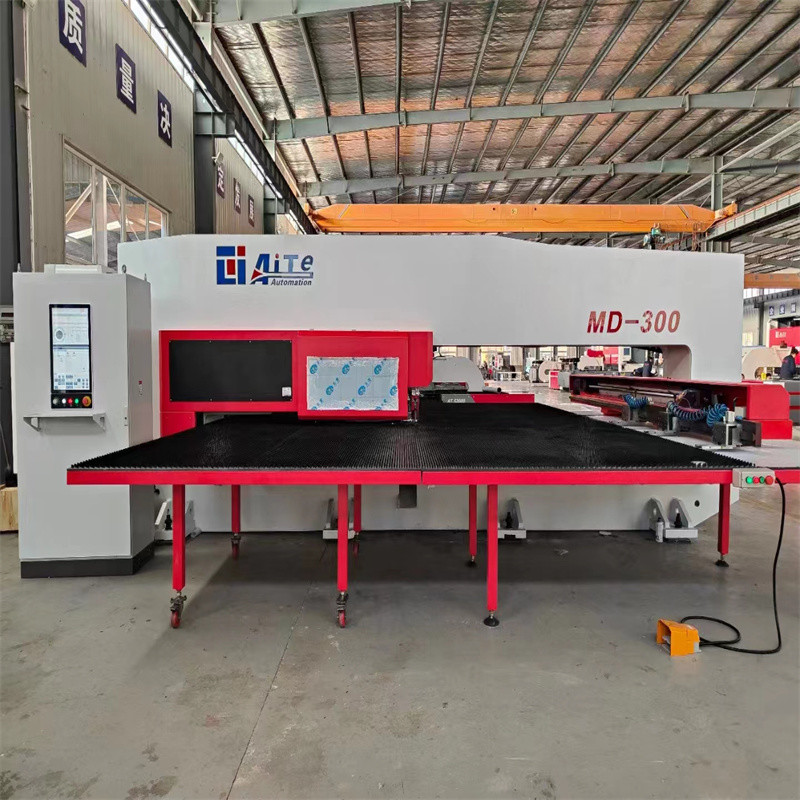 Hot Sale CNC Turret Punching Machine 32 Stations Sheet Metal Turret Punch