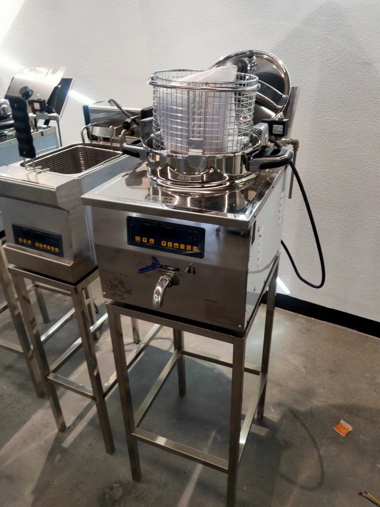 Digital Panel 16L 3KW 220V/110V Chicken Express Counter Top Pressure Fryer