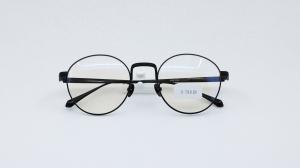 China Carved Pure titanium eyeglass frame untralight weight eyewear for Women Men Fashion design 2019 wholesale
