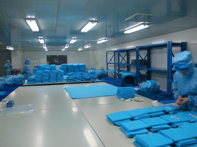 SMS Material Disposable Lab Gown , Disposable Medical Scrubs Non Absorbent