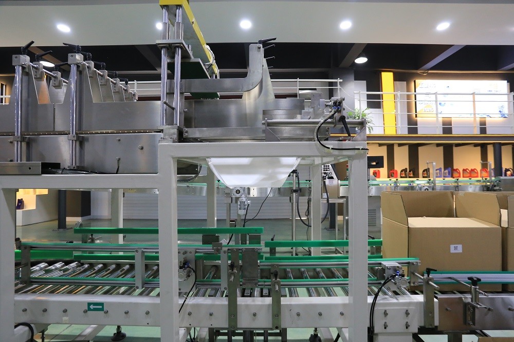 High Speed Chemical Packaging Machine Auto Carton Packing Machine 8-16 Cartons / Minute