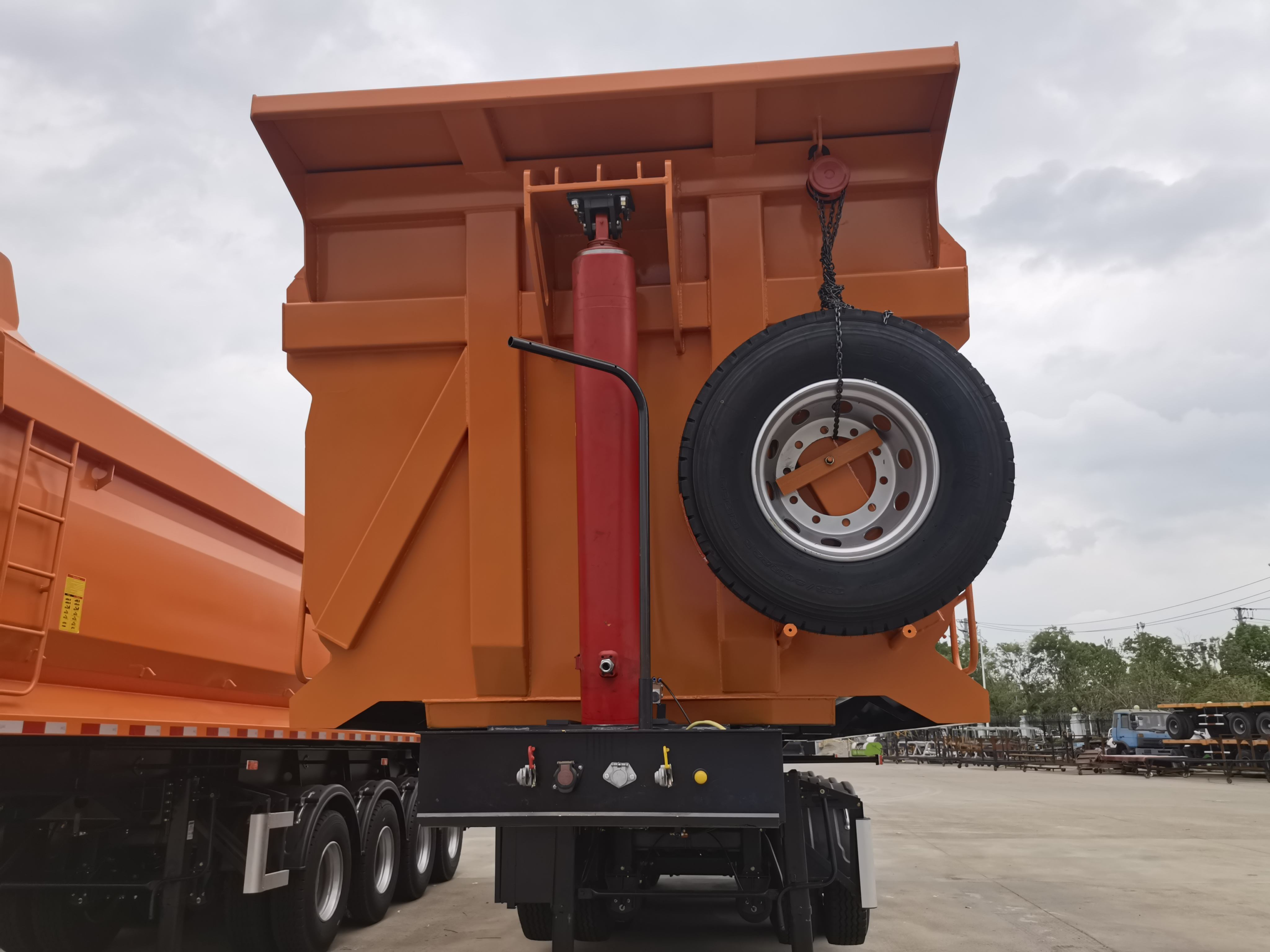 60-Ton 12R20 Tires Heavy Duty Truck 4-Axle Dump Truck Semi-Trailer Customizable Side Wall Thickness 6 Mm Tire 12.00R20