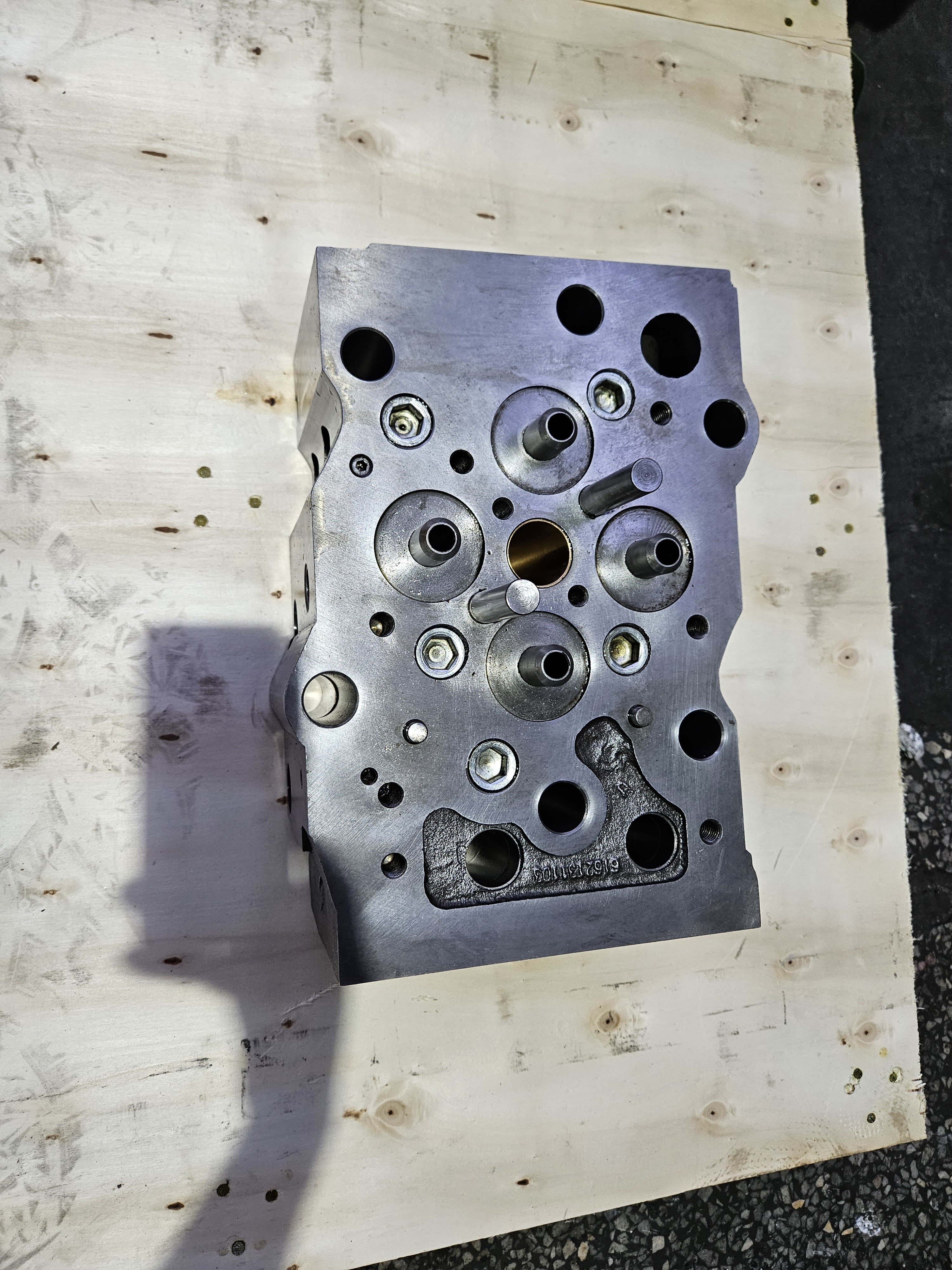 6162-13-1103 Construction Machinery Komatsu Engine Cylinder Head 6d170 Material Casting