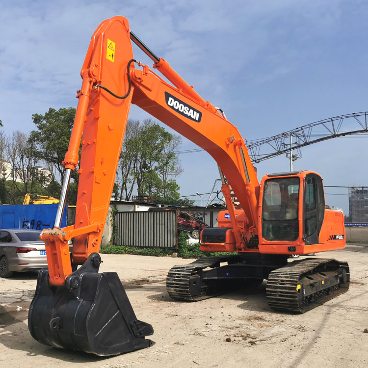 2017 Doosan DX225 22 Ton Medium Excavator with 2600 Working Hours Made in South Korea