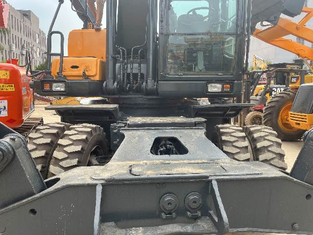 Hyundai R210W-9 Excavator Plate