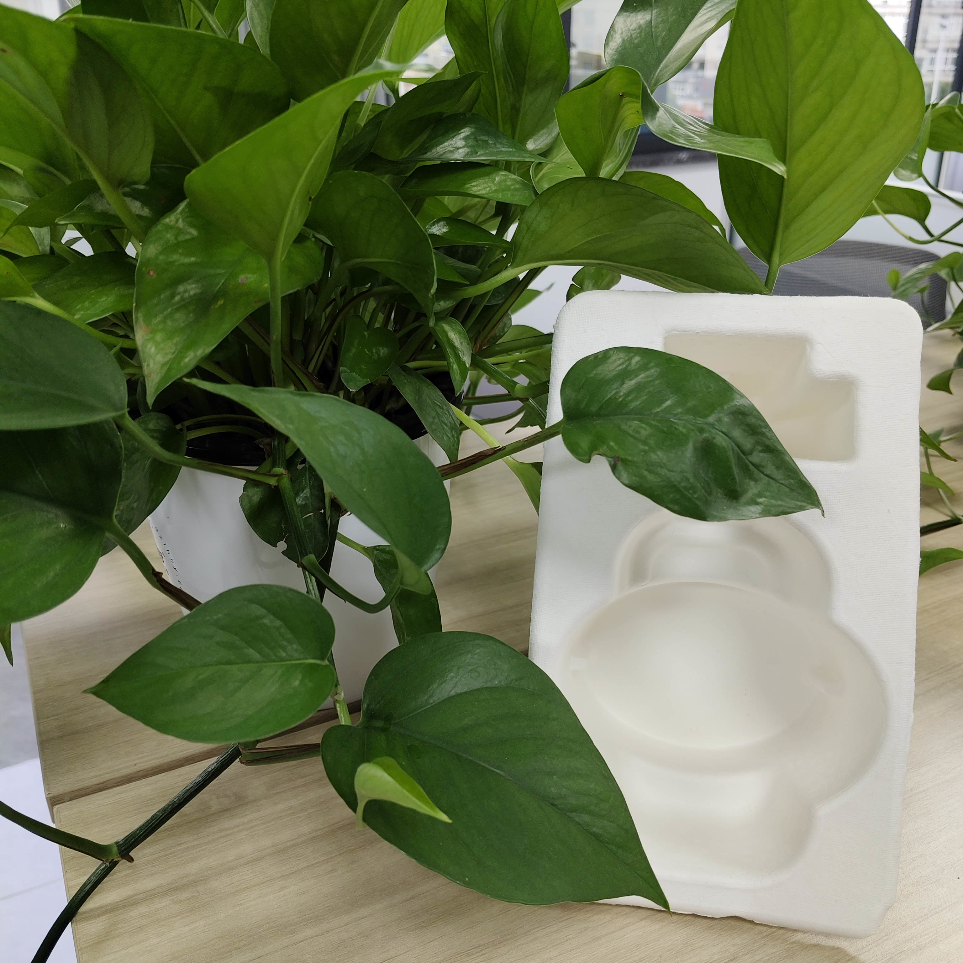 Environmentally friendly white plant fiber dry-pressed semi-body embedded high-end liquor packaging with shockproof and drop-proof functions.
