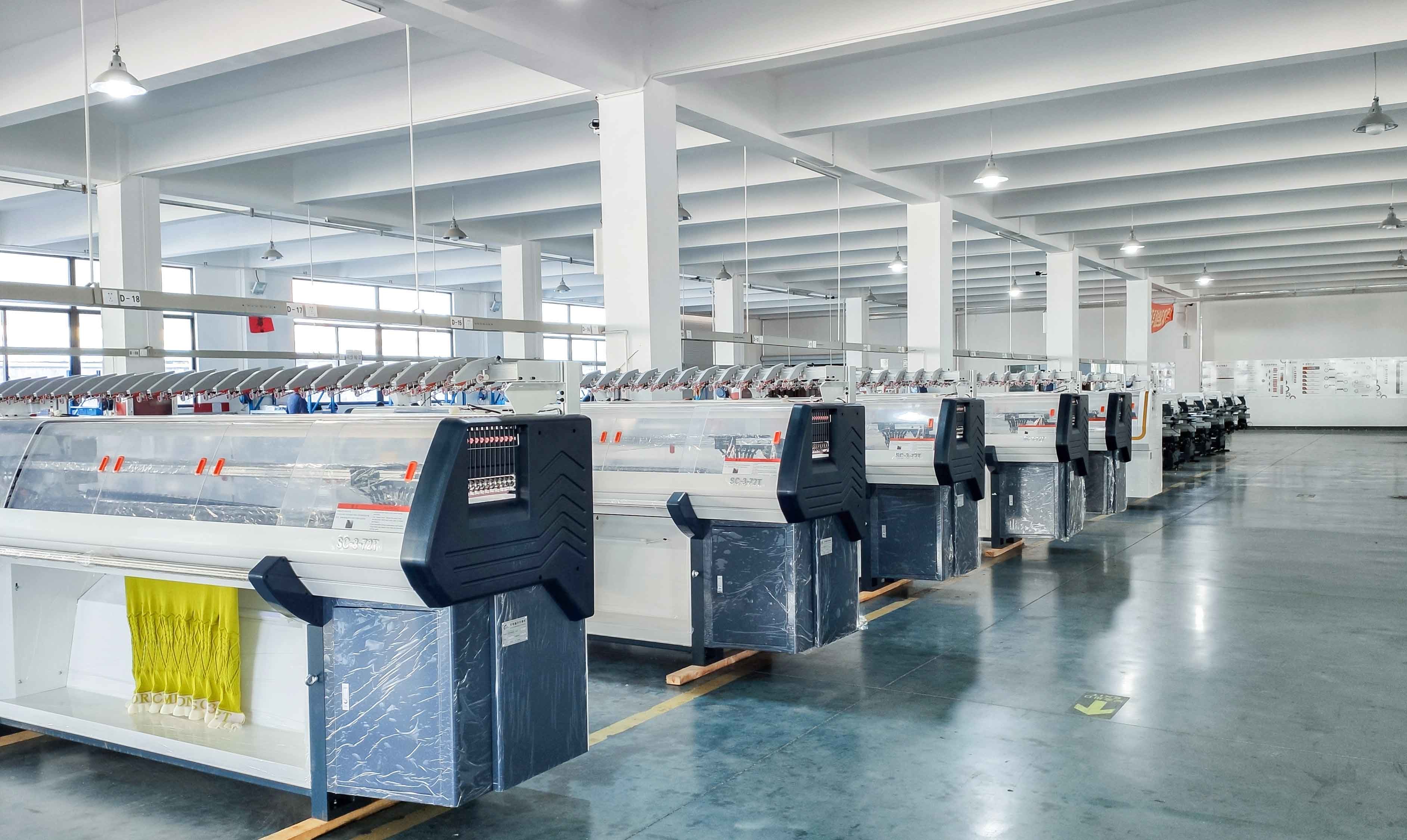 Three System 18G Sweater Knitting Machines With 16 Yarn Feeders 52''