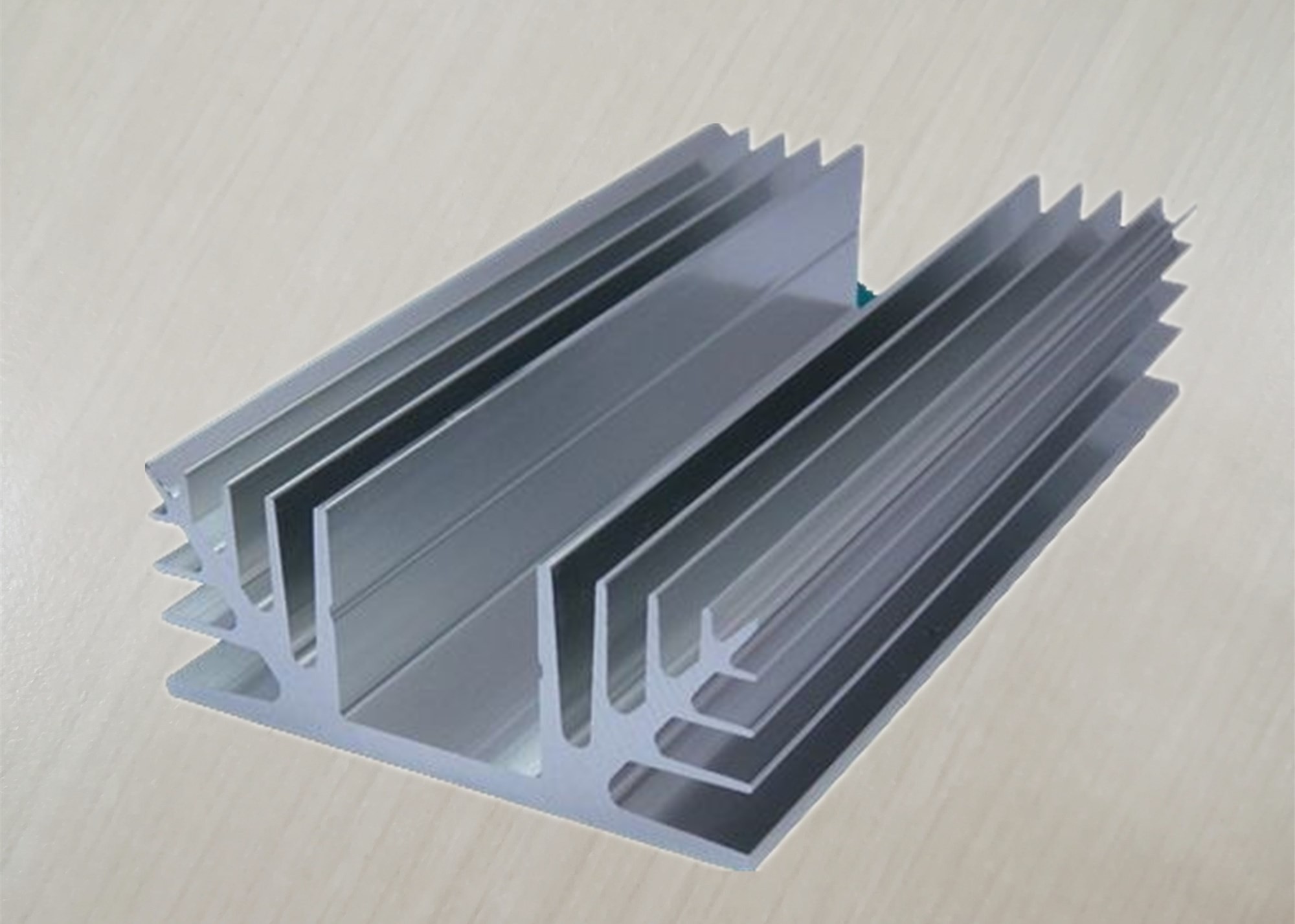 Silver Customizable Extruded Aluminum Alloy Radiator Hot Rolling 6000 Series 6063