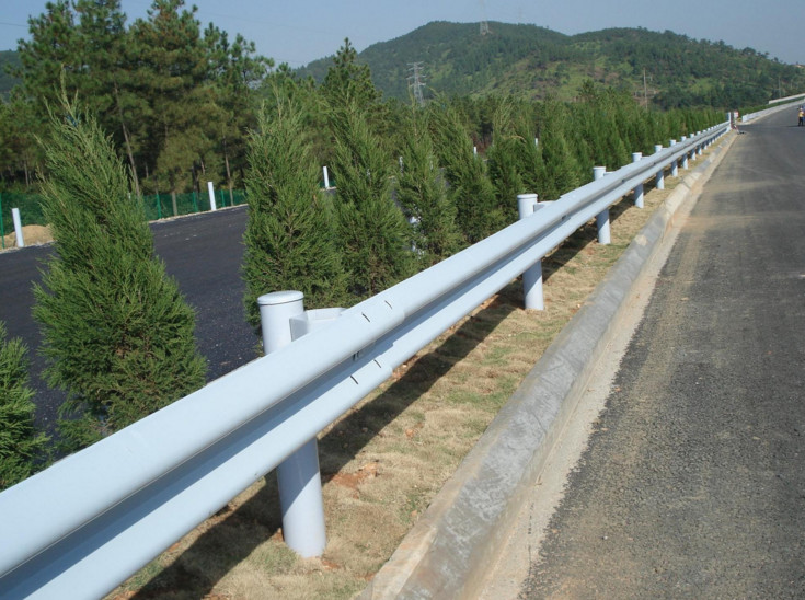Metal Highway Thrie Beam Guardrail Hot Dipped Galvanized Plastic Sprayed