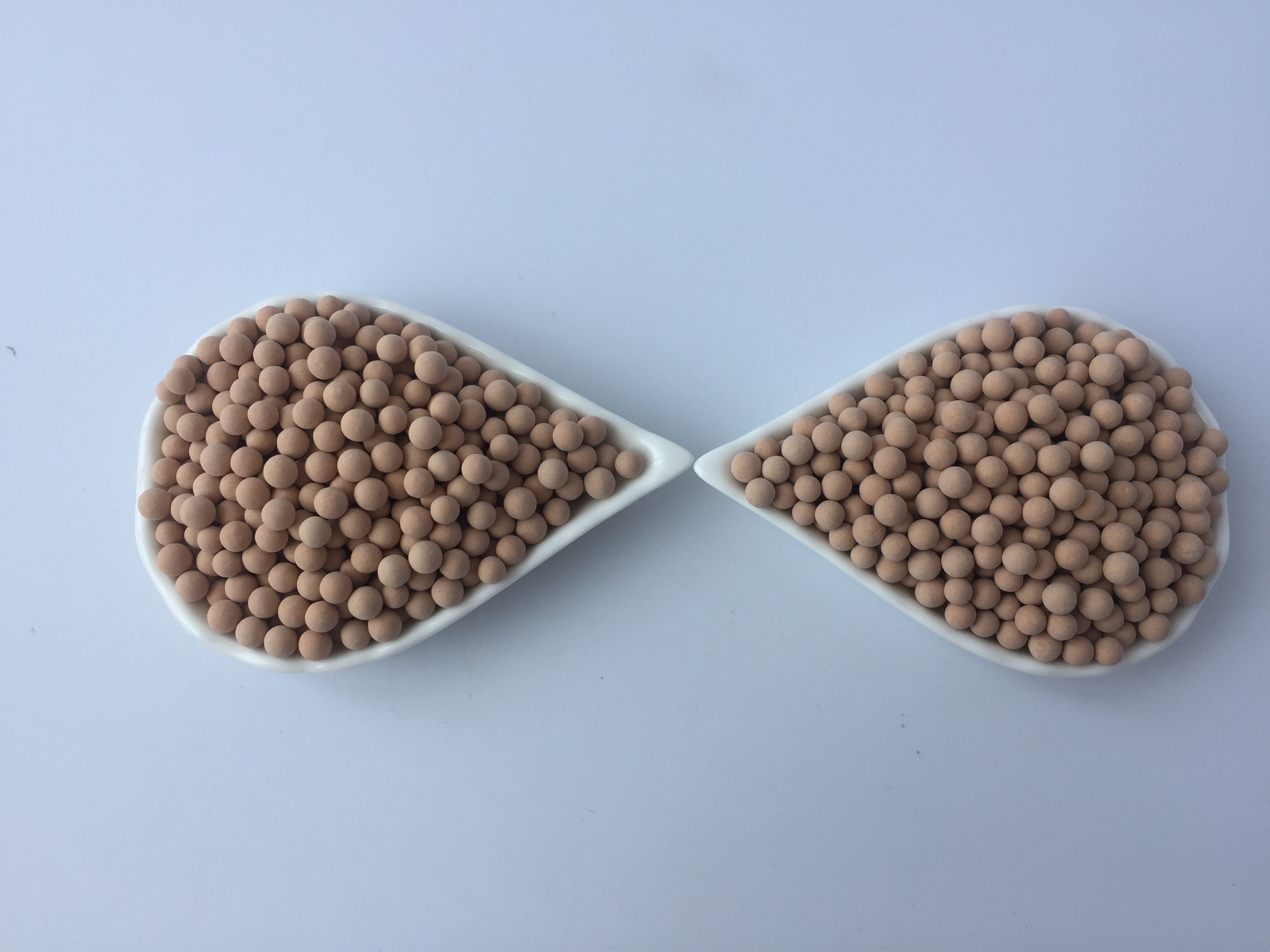 PH Value 6 - 8 Zeolite 13X Cylindrical Shape For Effective Solutions